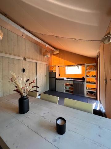 Luxe Safaritent Medley 5 persoons op Camping Rijsterbos Buitenkant foto